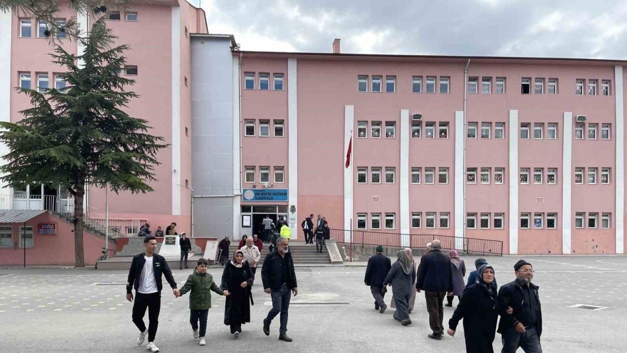 Çankırı’da vatandaşlar oy kullanmak için okulların yolunu tuttu