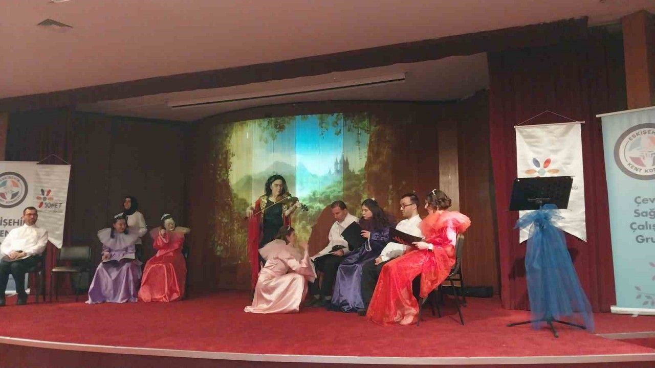 Eskişehir’de ‘zihinsel yetersiz öğrenciler’, William Shakespeare’in ‘Bir Yaz Gecesi Rüyası’ oyununu sahneledi