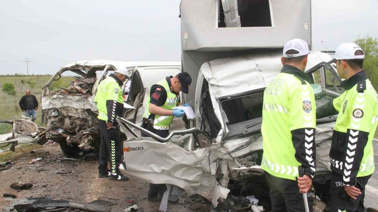 Konya’da kamyonetle minibüs çarpıştı: 2 ölü, 3 yaralı