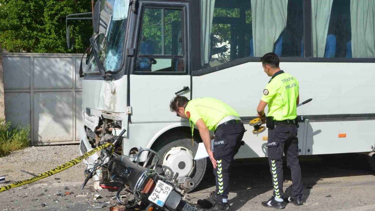 Konya’da motosiklet ile işçi servisi çarpıştı: 2 ölü