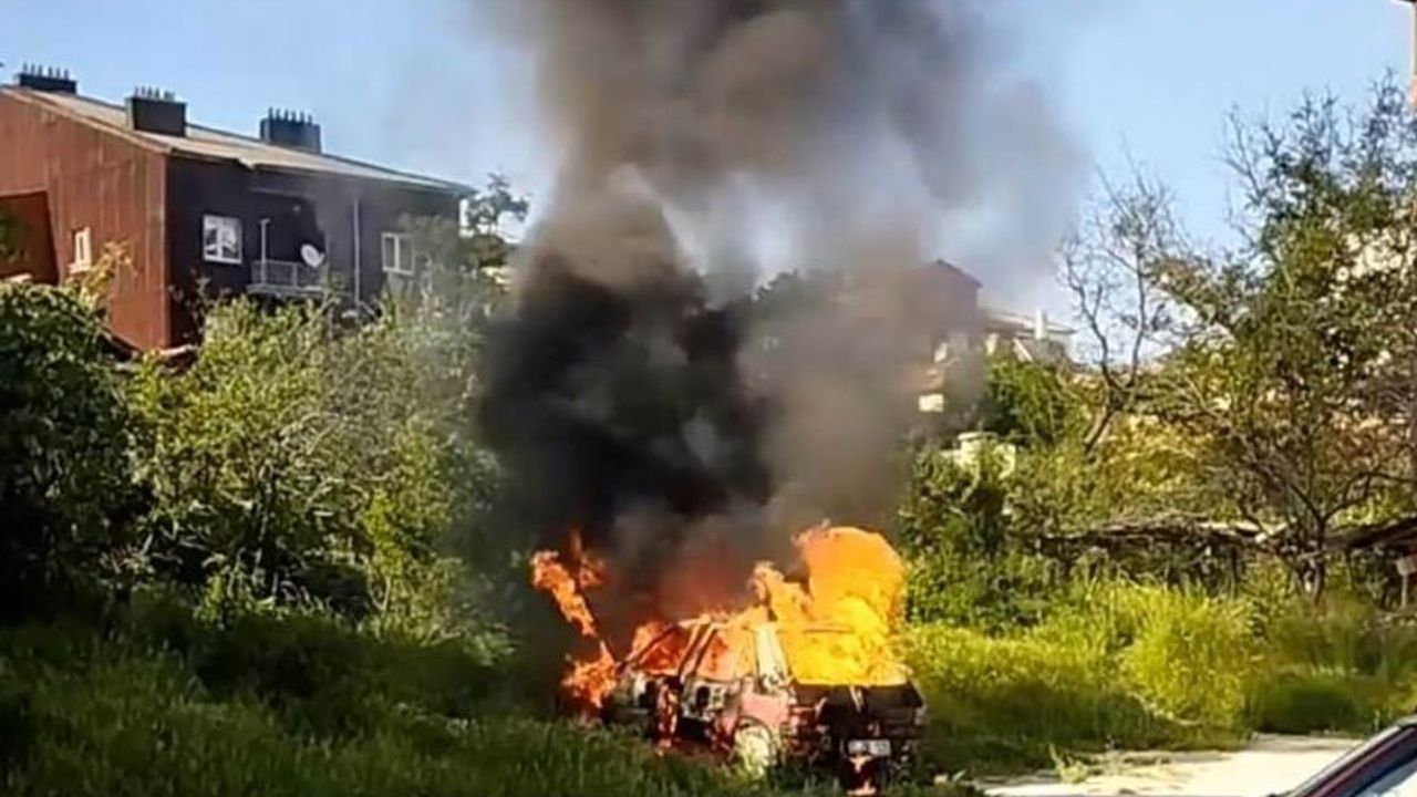 Konya'da park halindeki otomobil alev alev yandı