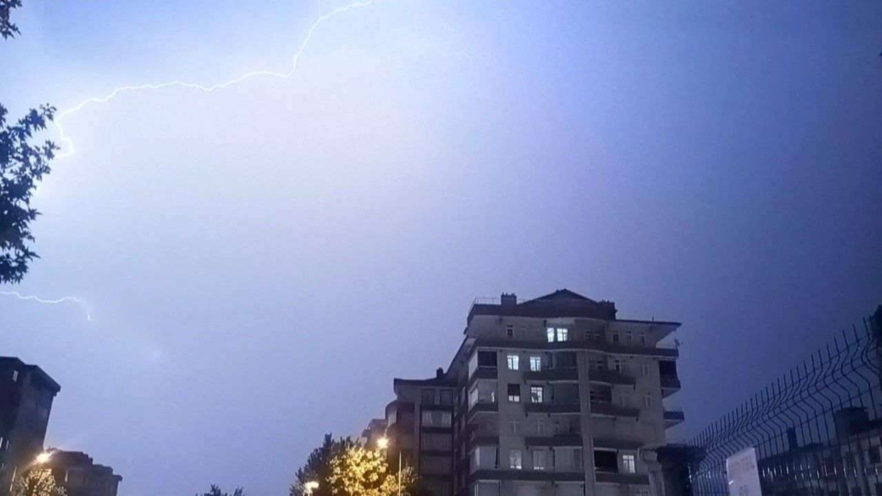 Konya'da şiddetli yağmurla birlikte çakan şimşekler gökyüzünü böyle aydınlattı