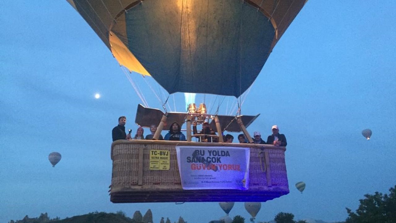 Nevşehir’de sıcak hava balonları ’Bu Yolda Sana Çok Güveniyoruz’ pankartıyla havalandı