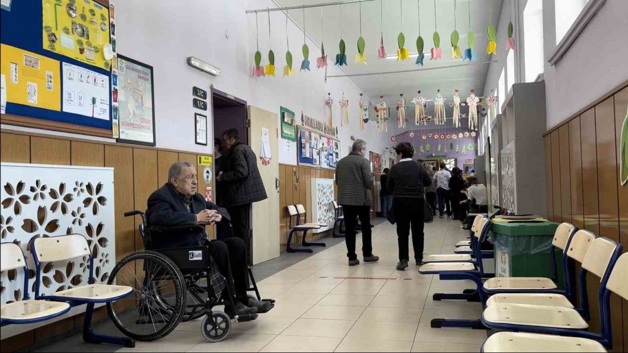 Oy kullanmak için sıraya giren 91 yaşındaki seçmen dualarla sandığa gitti