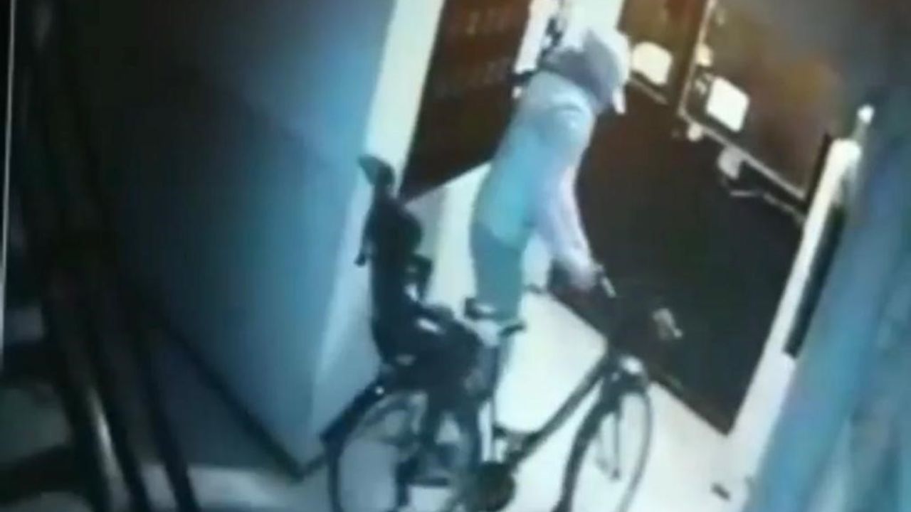 Yüzünü gizleyen hırsız bebek koltuğu takılı bisikleti çaldı