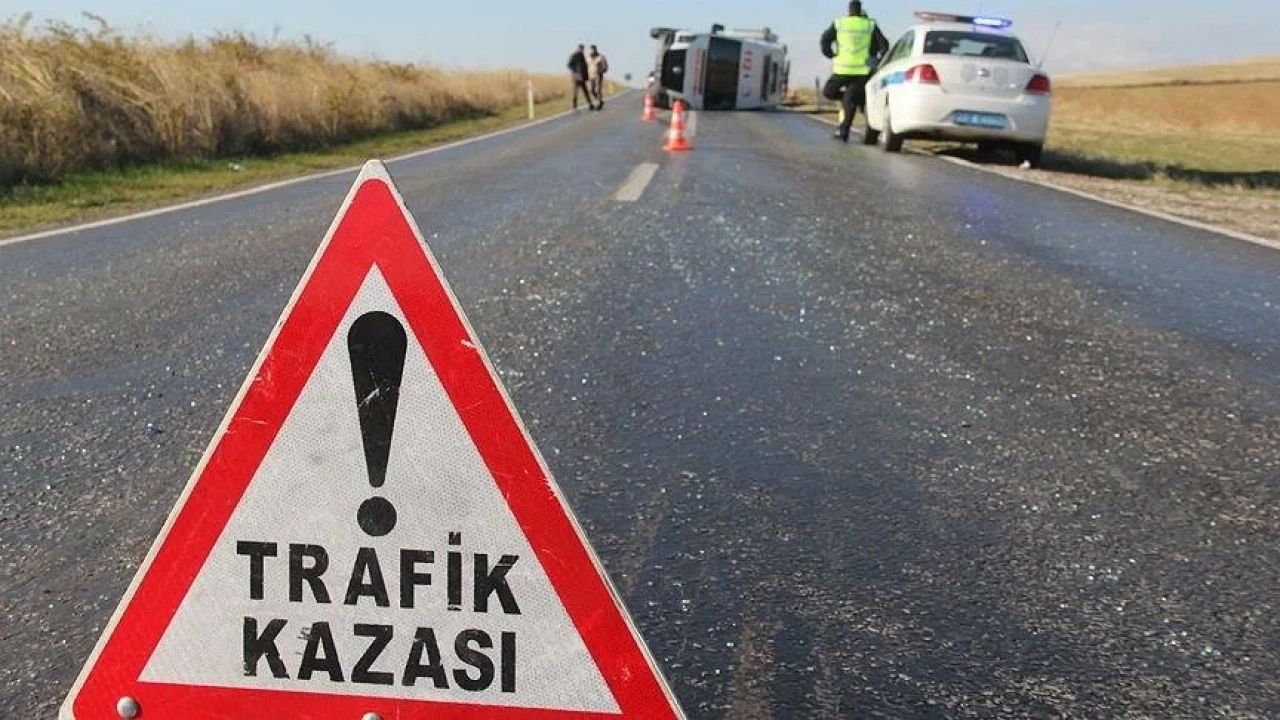 Konya'da büyükbaş hayvana çarpan otomobil takla attı: 3 yaralı