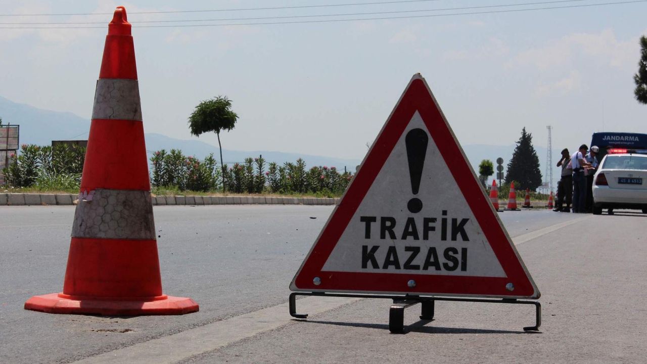 Konya'da refüje çarpan otomobil sürücüsü hayatını kaybetti
