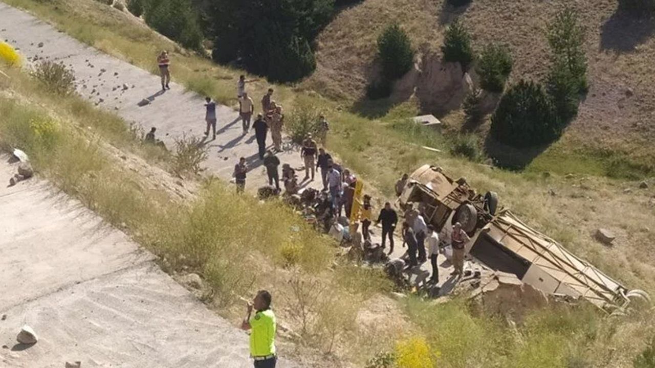 Kars'ta yolcu otobüsü şarampole devrildi: 7 ölü, 22 yaralı
