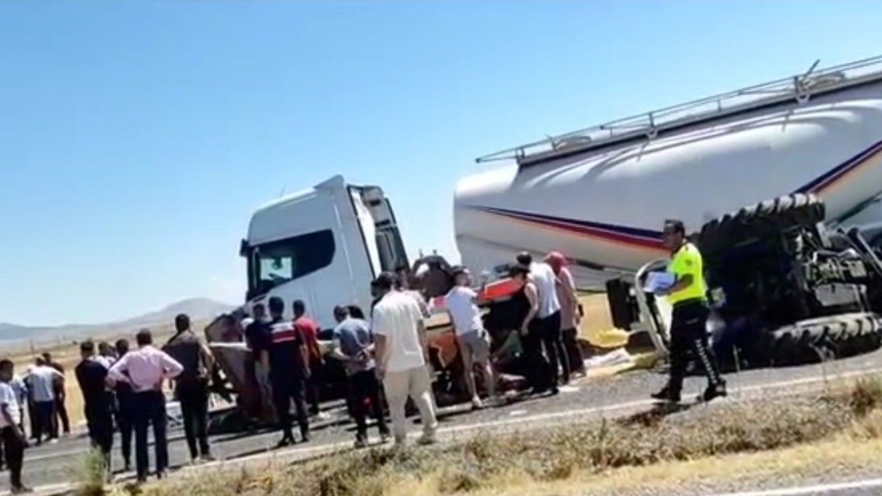 Aksaray’da tır traktöre çarptı: 1 ölü, 1 ağır yaralı