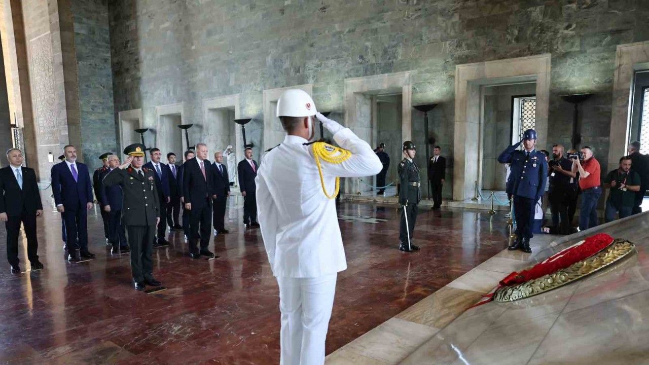 Cumhurbaşkanı Erdoğan başkanlığındaki YAŞ üyeleri Anıtkabir’i ziyaret etti