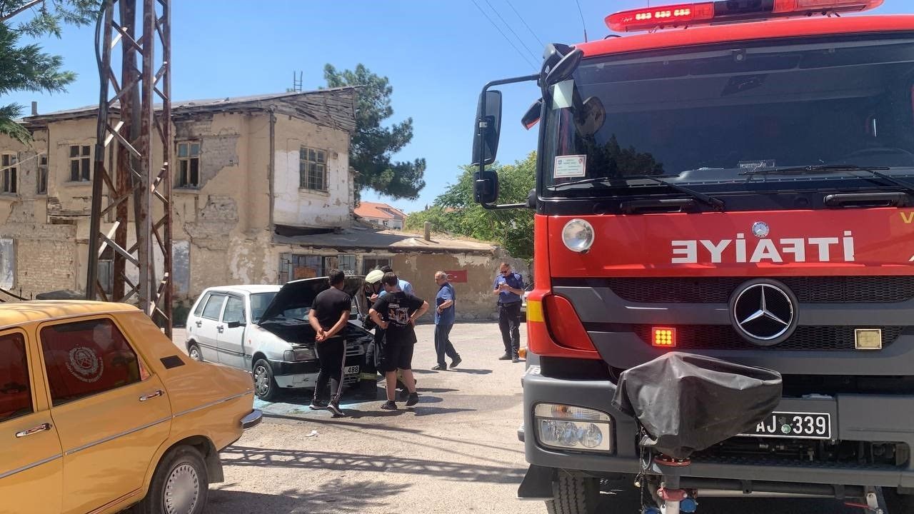 Karaman’da park halindeki otomobilde yangın çıktı