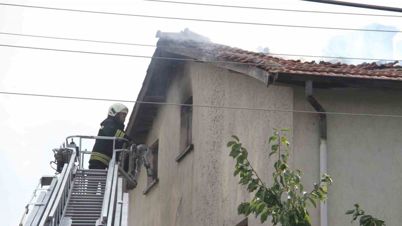Konya'da evin çatısında çıkan yangın korkuttu