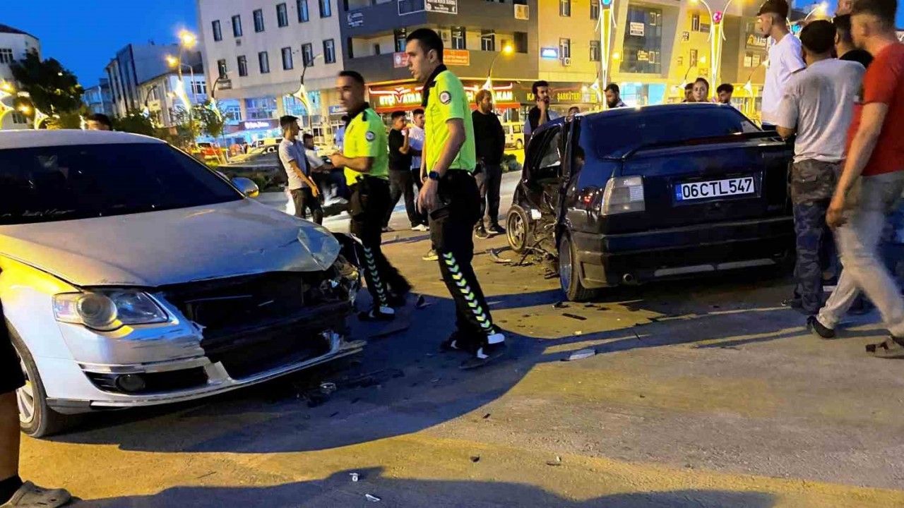Konya'da kavşakta otomobiller çarpıştı: 2 yaralı
