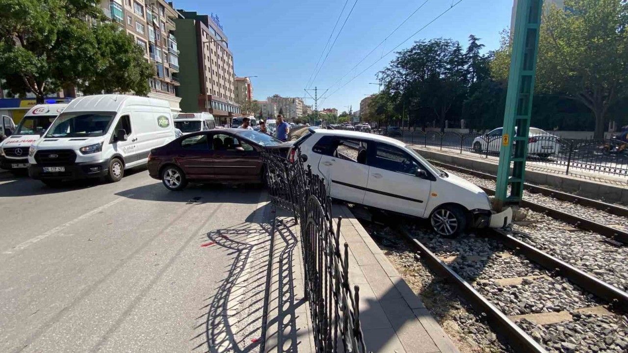 Konya'da kaza! Otomobillerden biri tramvay yoluna düştü