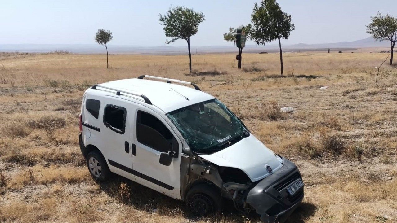 Konya'da kontrolden çıkan hafif ticari araç takla attı: 1 yaralı