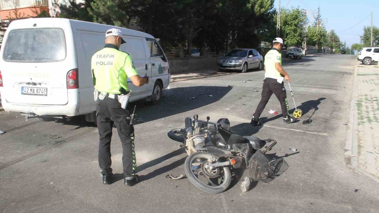 Konya'da minibüs ile motosiklet çarpıştı: 1 yaralı