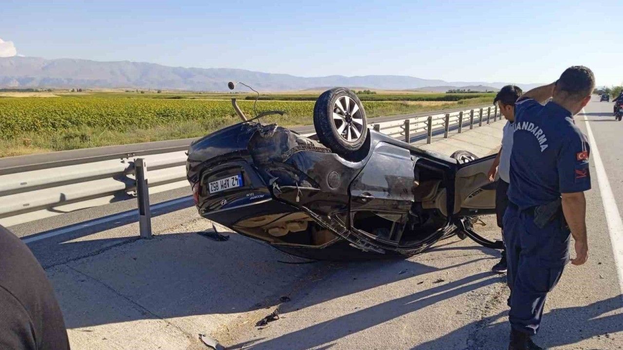 Konya’da otomobil refüje devrildi: 1 yaralı