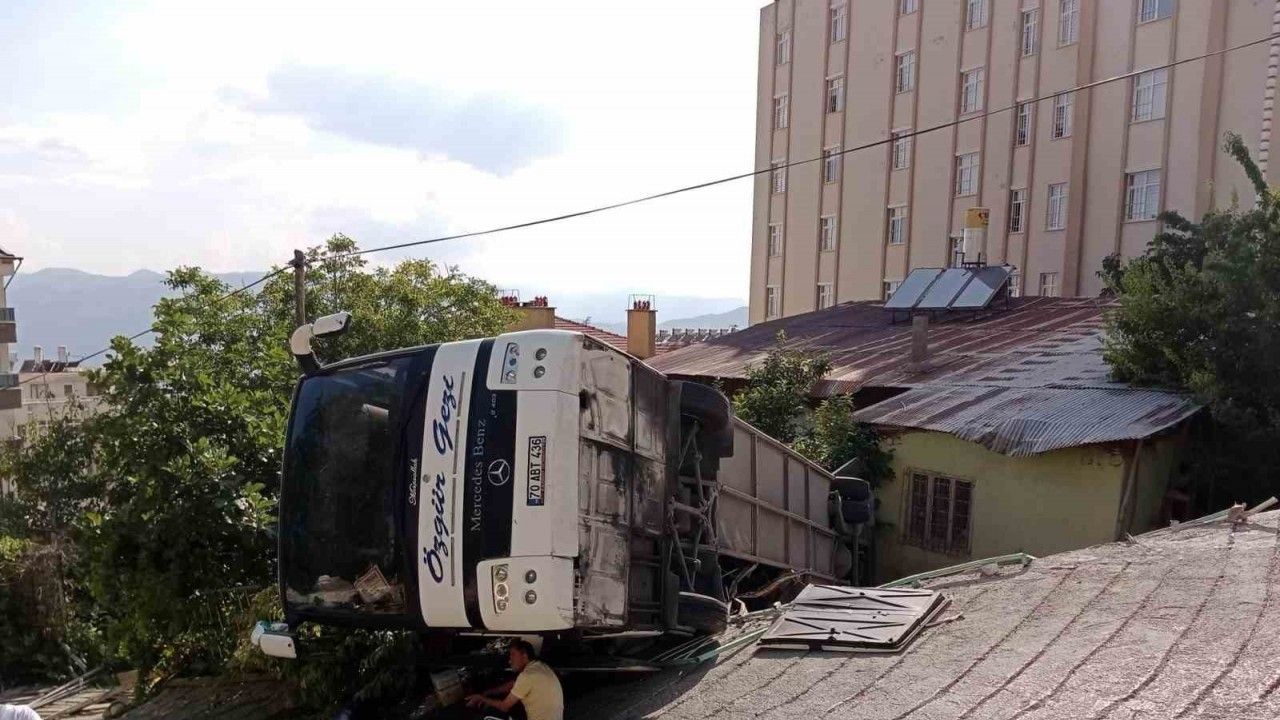 Tur otobüsü, evin bahçesine devrildi: 30 yaralı