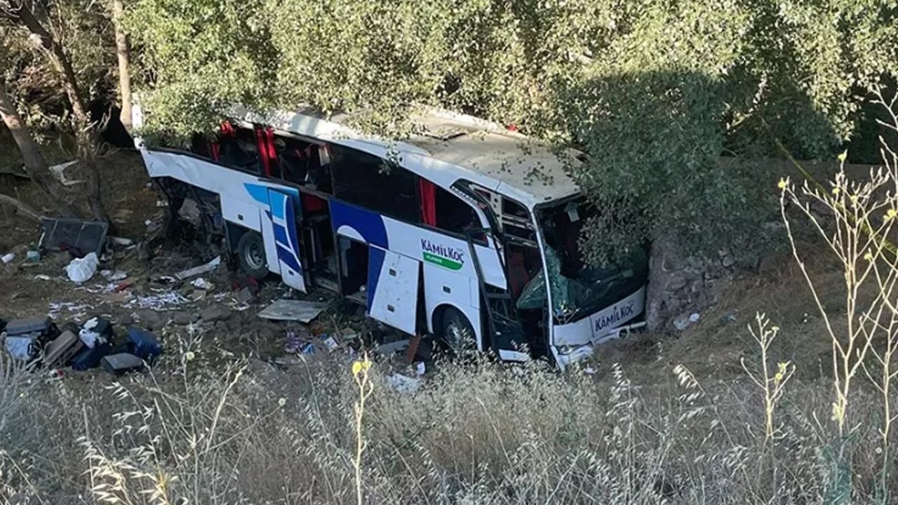 Yolcu otobüsü şarampole uçtu: 12 ölü, 19 yaralı