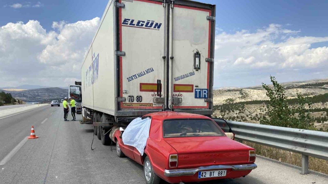 Konya'da otomobil tıra arkadan çarptı: 1 ölü, 1 yaralı
