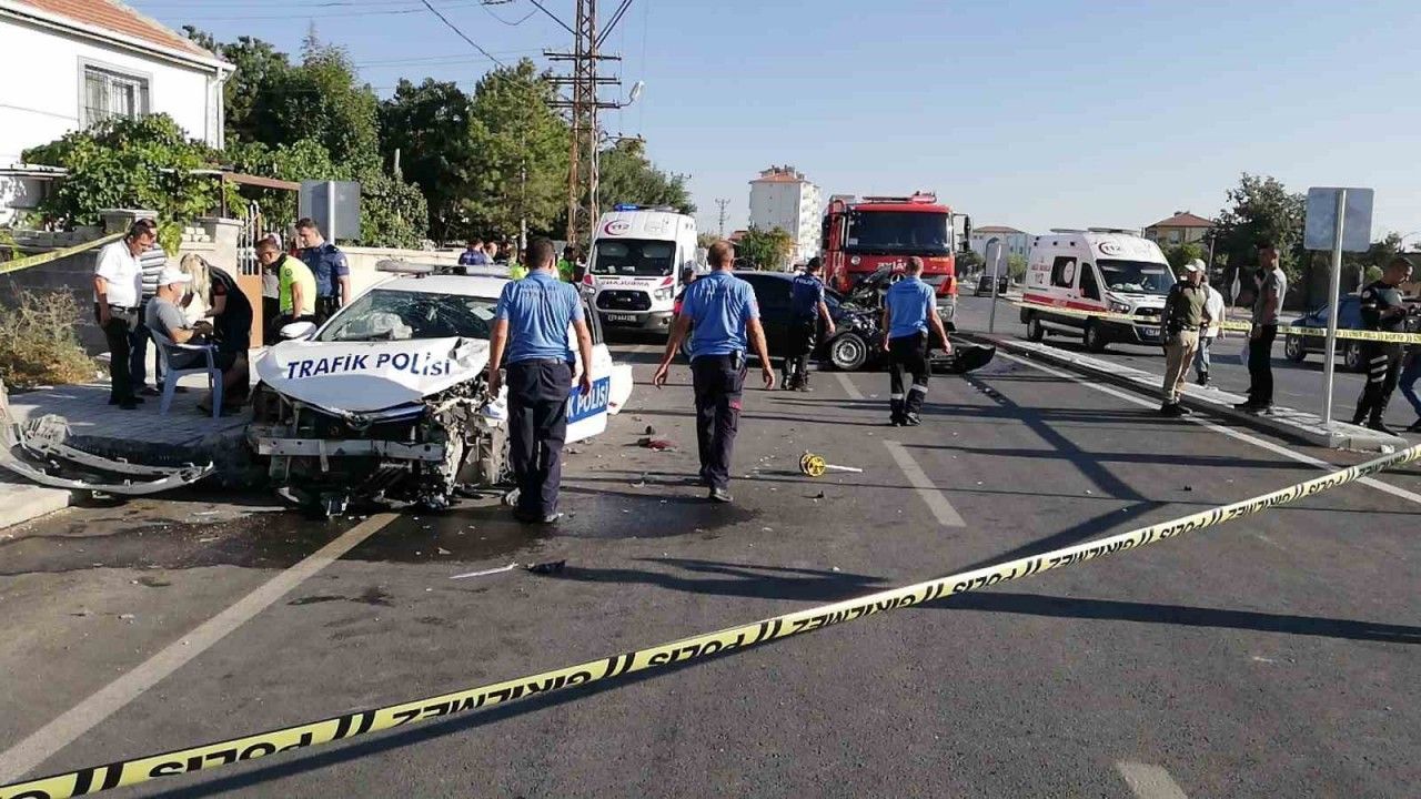 Korkunç kaza! 2'si polis 3 kişi yaralandı