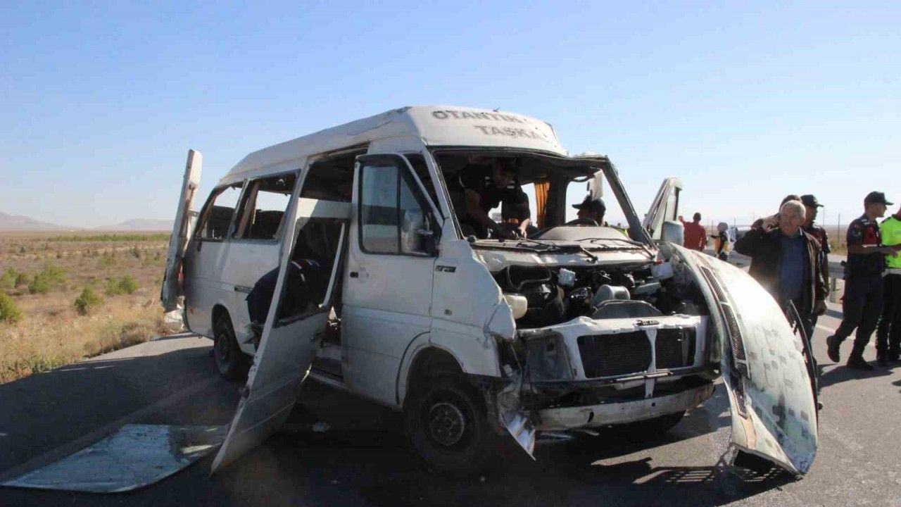 Karaman'da lastiği patlayan minibüs devrildi: 2 ölü, 9 yaralı