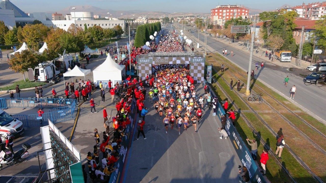 Binlerce sporcu 2. Uluslararası Konya Yarı Maratonu’nda “iyilik” için koştu