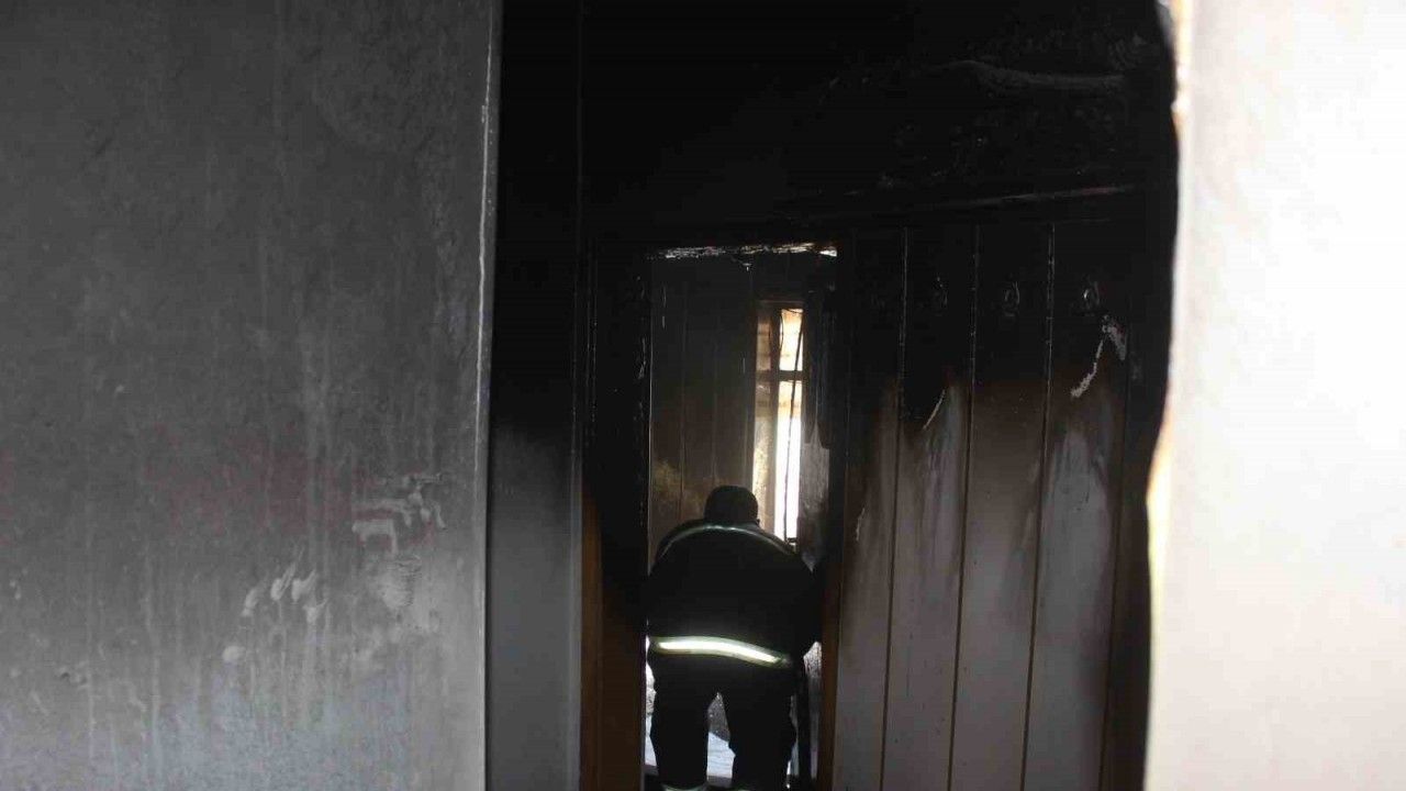Konya'da depremzede ailenin kaldığı evde yangın