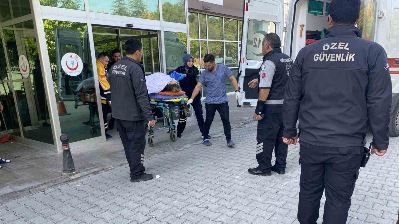 Konya’da minibüs bariyere çarptı: 2 yaralı