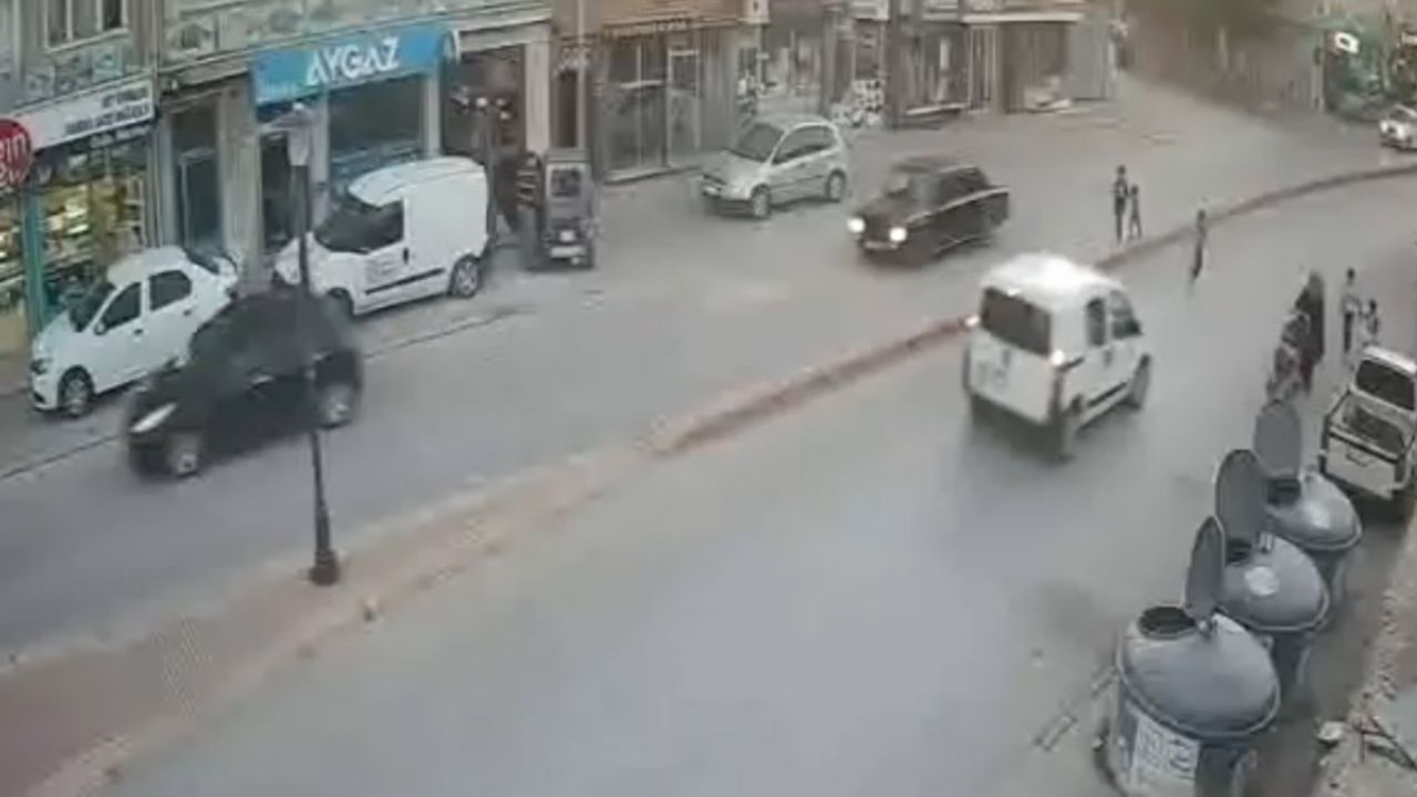Konya'da yola fırlayan çocuğa araba çarptı