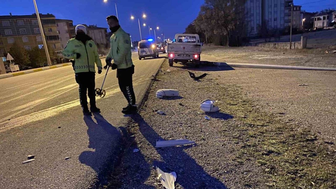 Konya'da kontrolden çıkan kamyonet aydınlatma direğine çarptı: 1 yaralı