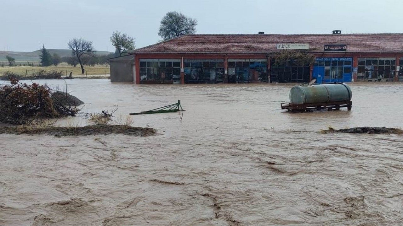Konya'da sağanak yağmur ve şiddetli rüzgar hayatı olumsuz etkiledi