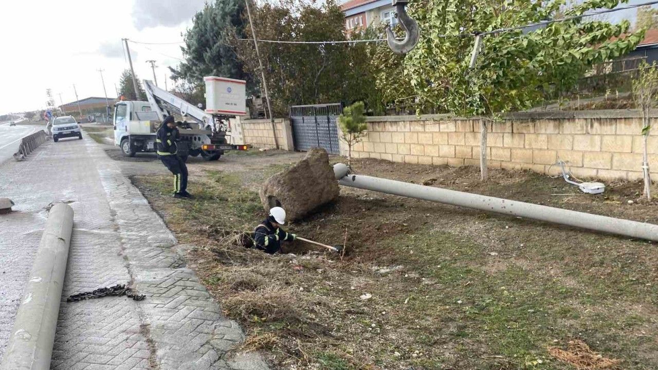 Konya’da şiddetli rüzgar elektrik direğini devirdi