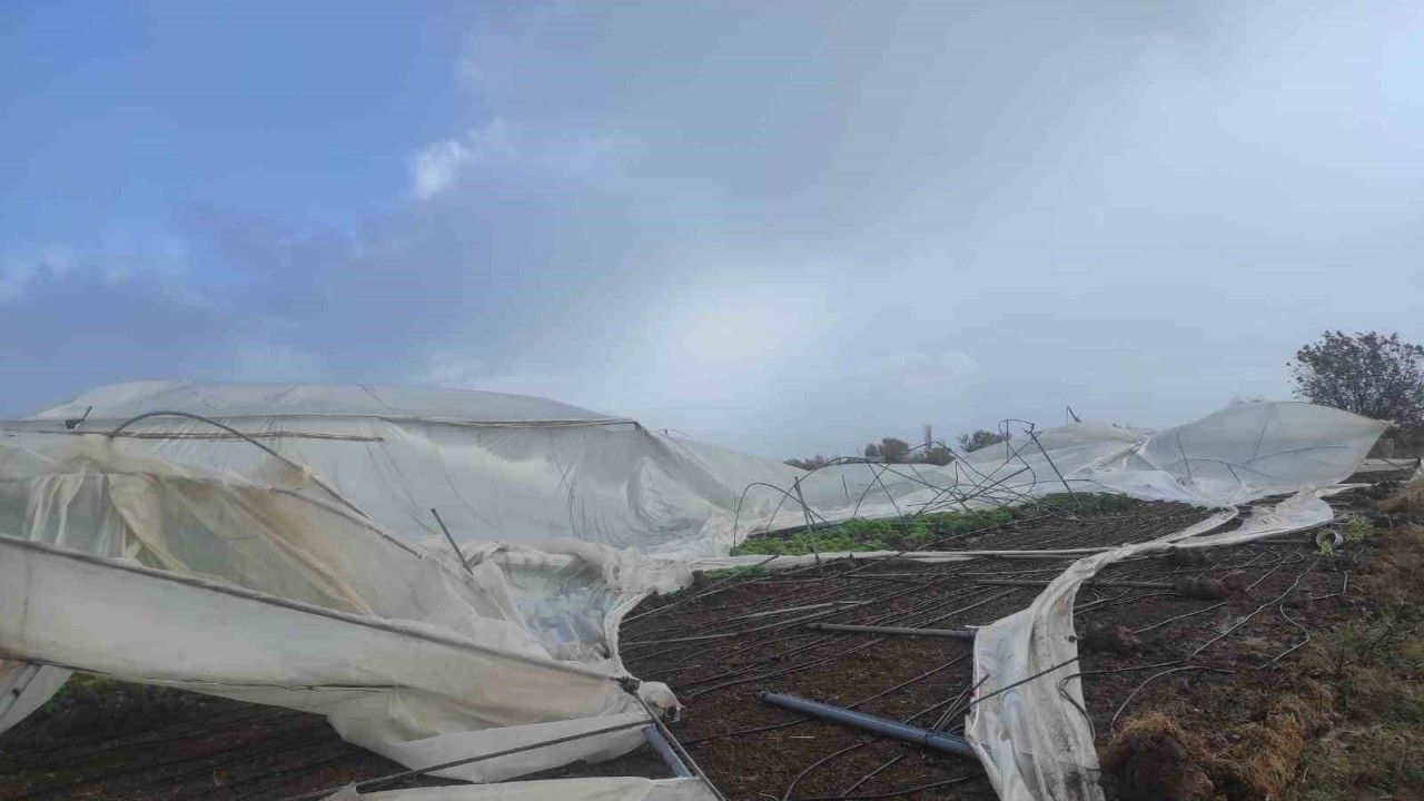 Konya’daki şiddetli fırtına seralarda zarara yol açtı