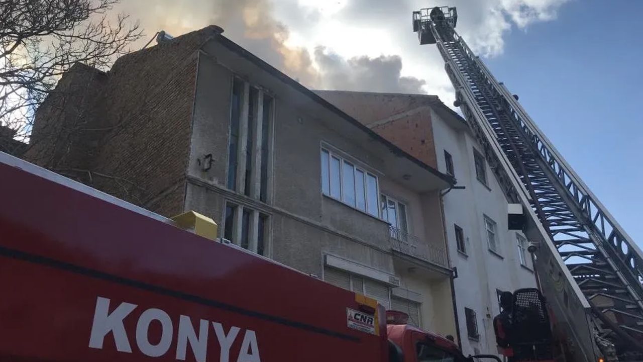 Konya'da 4 katlı bir binanın çatı katında yangın çıktı