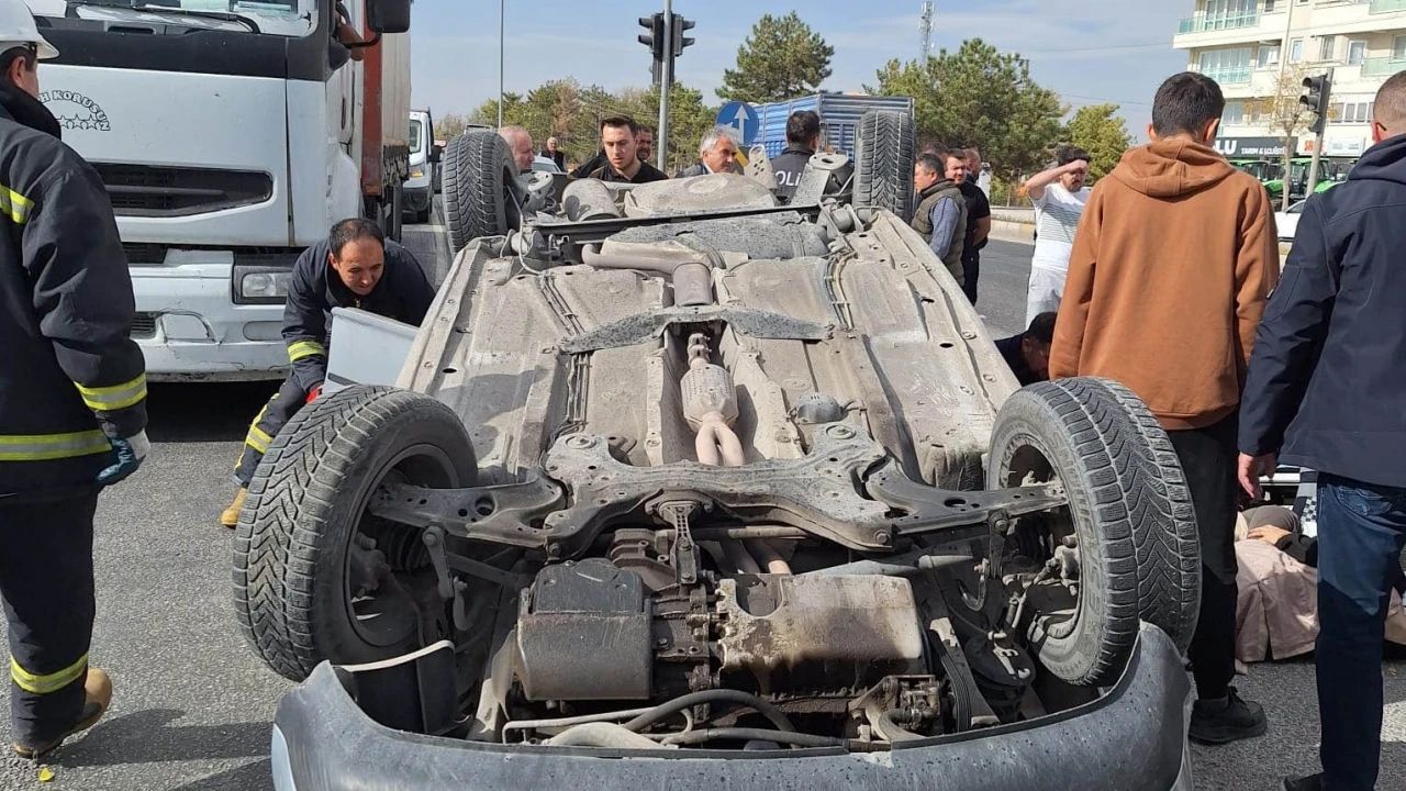 Konya’da arkadan gelen kamyonun çarptığı otomobil ters döndü: 5 yaralı