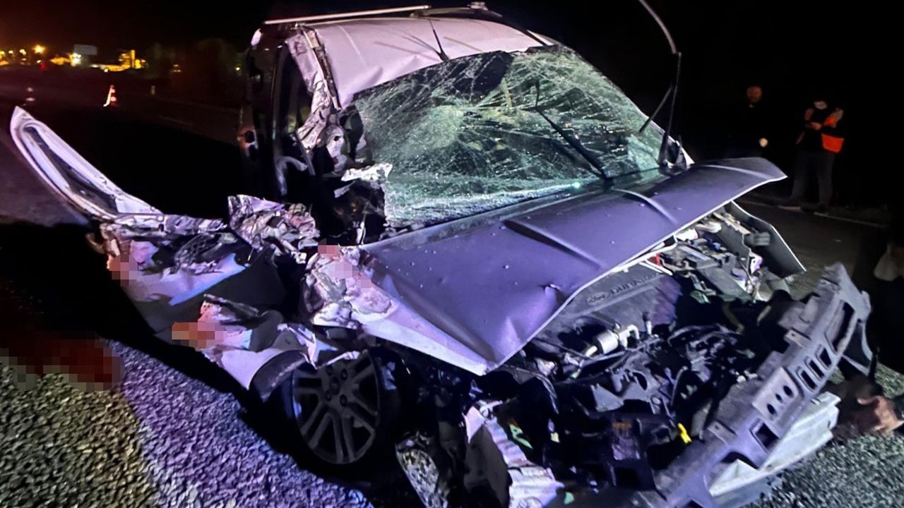 Konya’da hafif ticari araç traktörün römorkuna çarptı: 2 yaralı