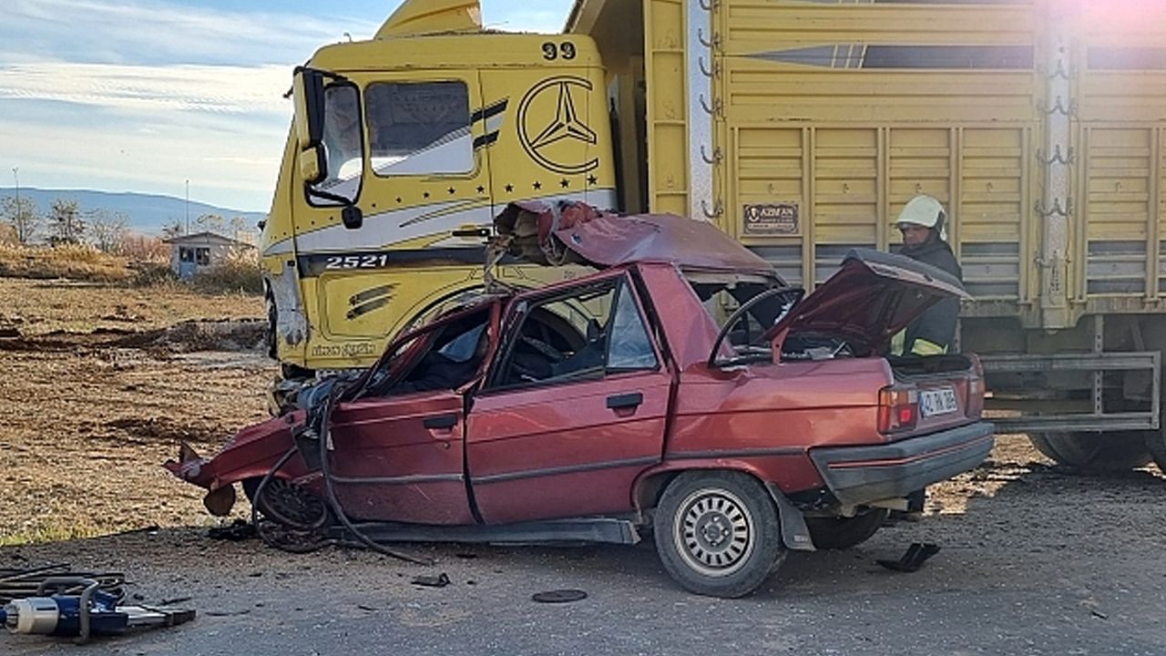 Konya'da otomobil ile kamyonun çarpıştığı kazada 2 kişi öldü, 1 kişi yaralandı