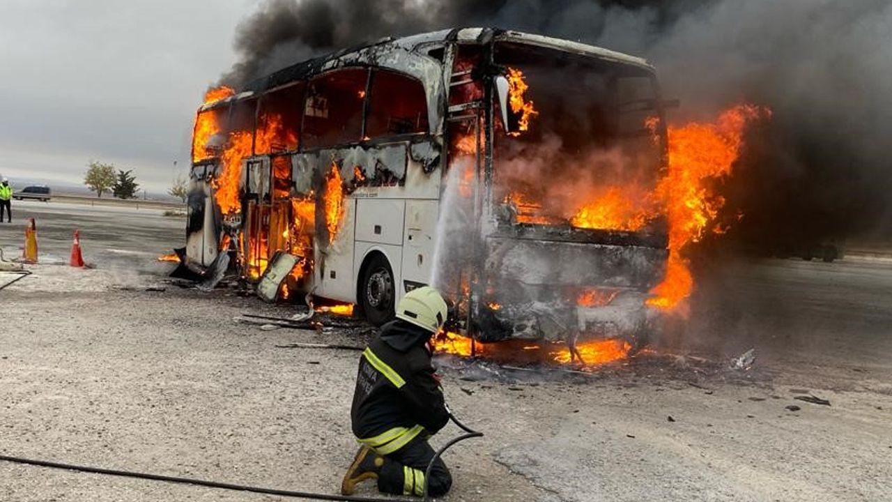 Konya'da faciadan dönüldü! Yolcu otobüsü alev alev yandı
