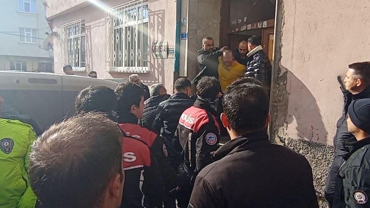 Konya'da cezaevi firarisi polisten kaçmak isterken havalandırma boşluğunda sıkıştı