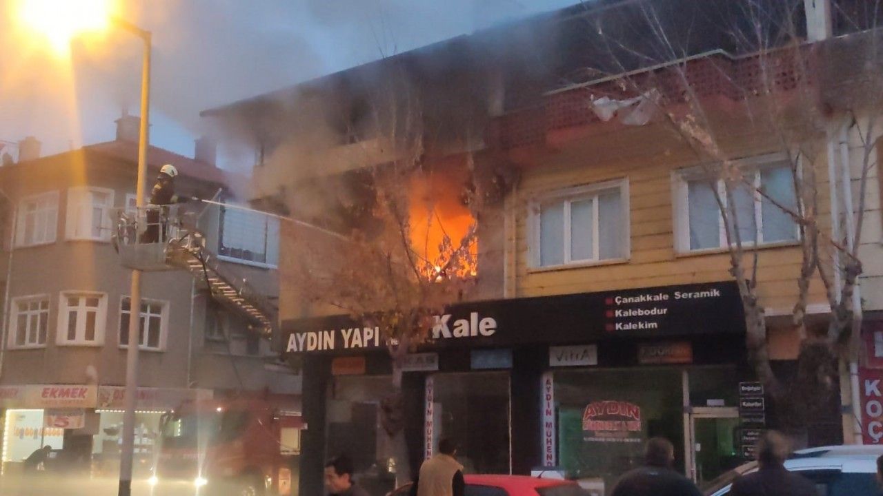 Konya'da ev yangını! Dumandan etkilenen 3 kişiyi itfaiye kurtardı