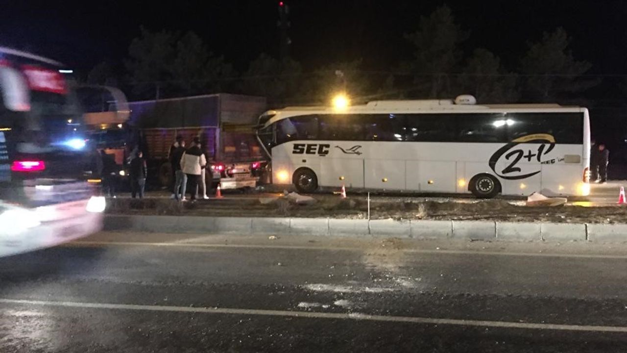Konya’da korkunç kaza! Yolcu otobüsü tıra çarptı: 11 yaralı