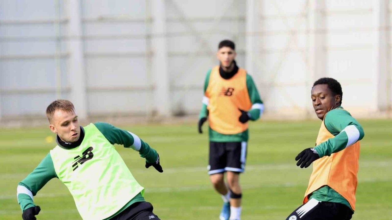 Konyaspor, Sivasspor maçı hazırlıklarına yaptığı antrenmanla devam etti