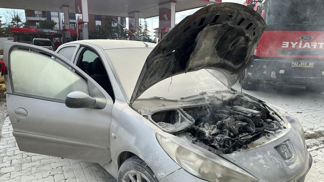 Konya'da akaryakıt istasyonunda otomobil yangını! Kısa sürede söndürüldü