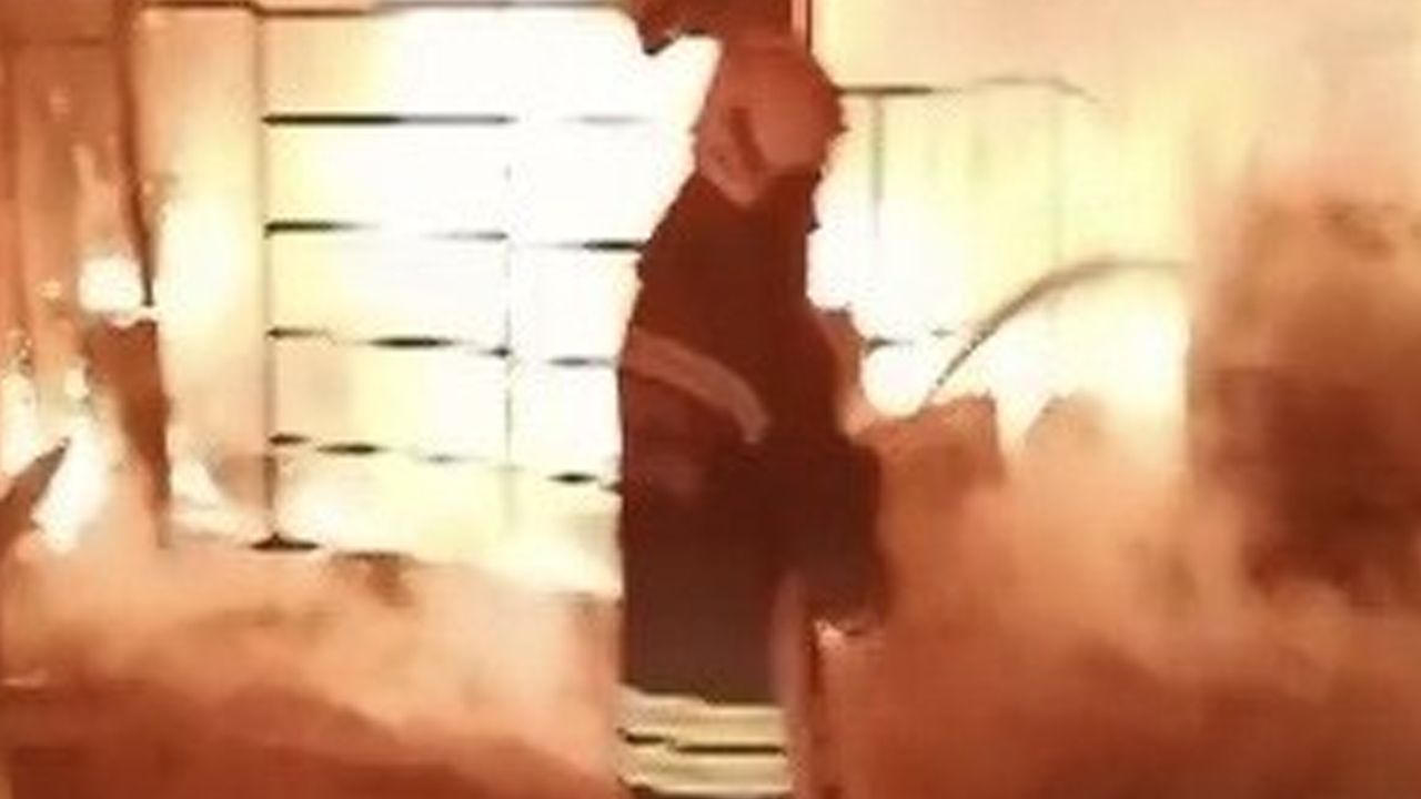 Konya'da oto yıkamacıda yangın! 2 araç yandı