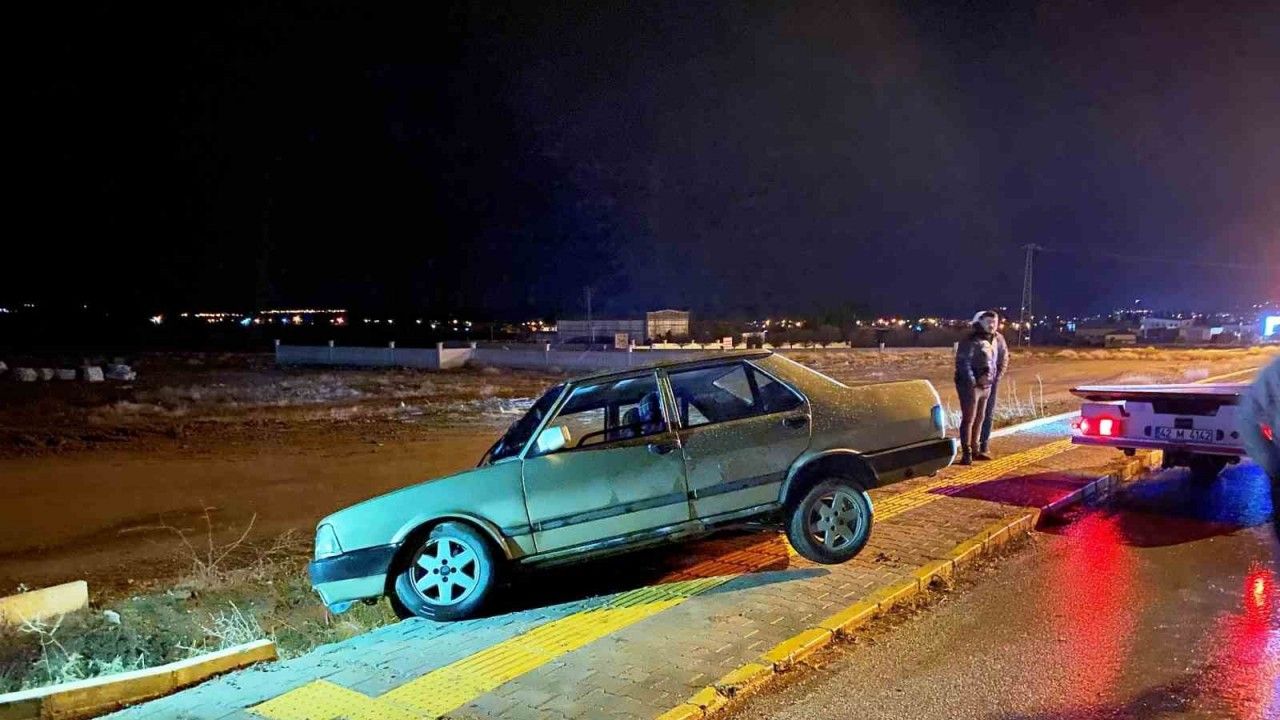 Konya'da alkollü sürücünün kullandığı otomobil kaldırımda askıda kaldı