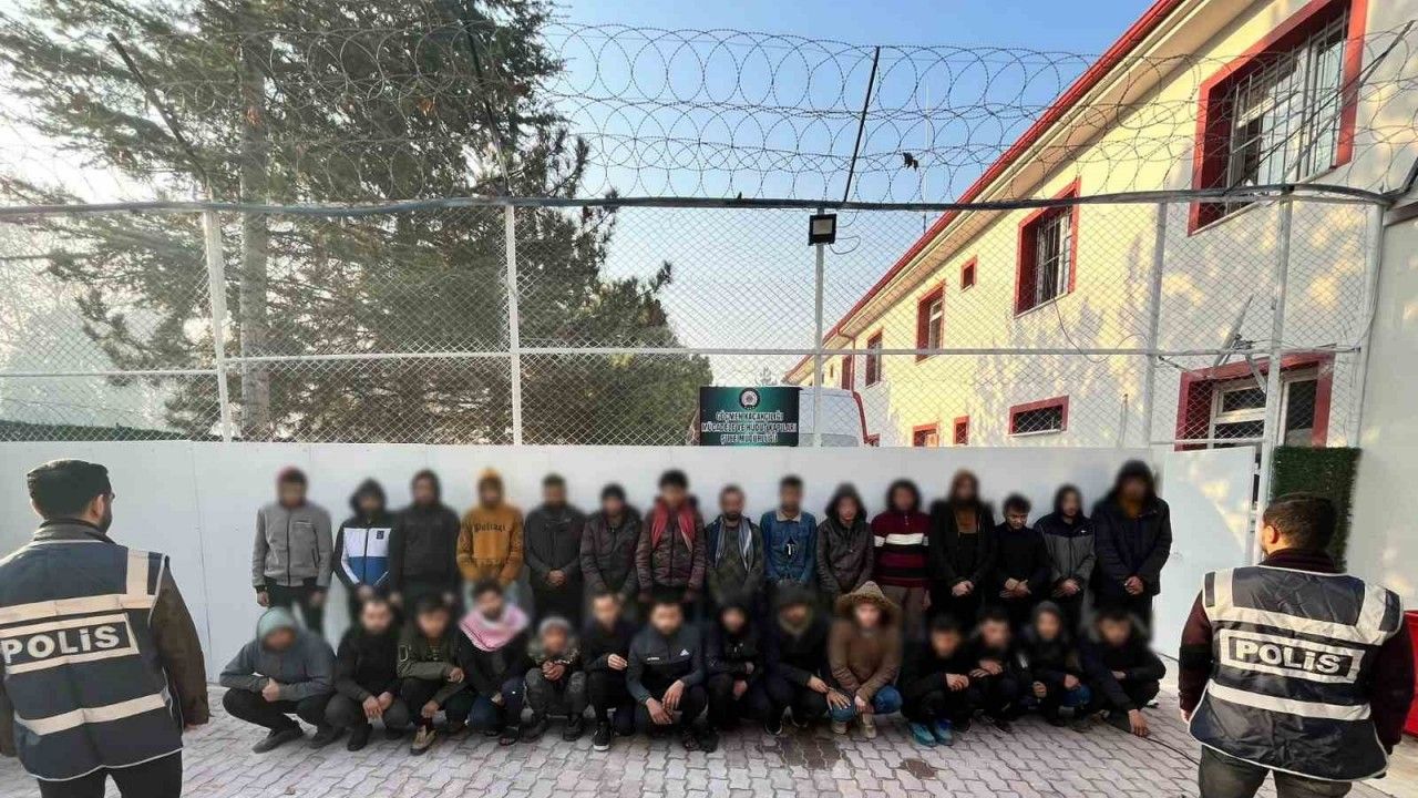 Konya’da polis ekiplerinin durdurduğu araçta 35 düzensiz göçmen yakalandı