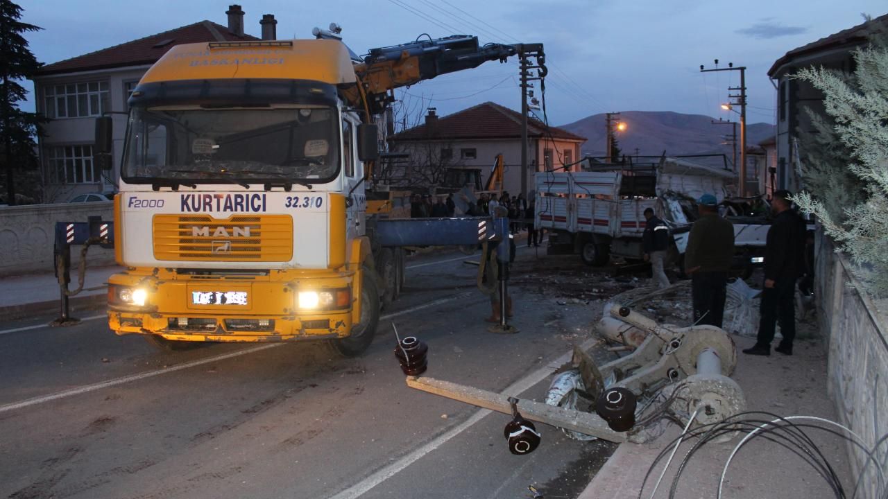 Konya'da trafik kazası! Hayvan yüklü kamyonet devrildi, 2 kişi hayatını kaybetti