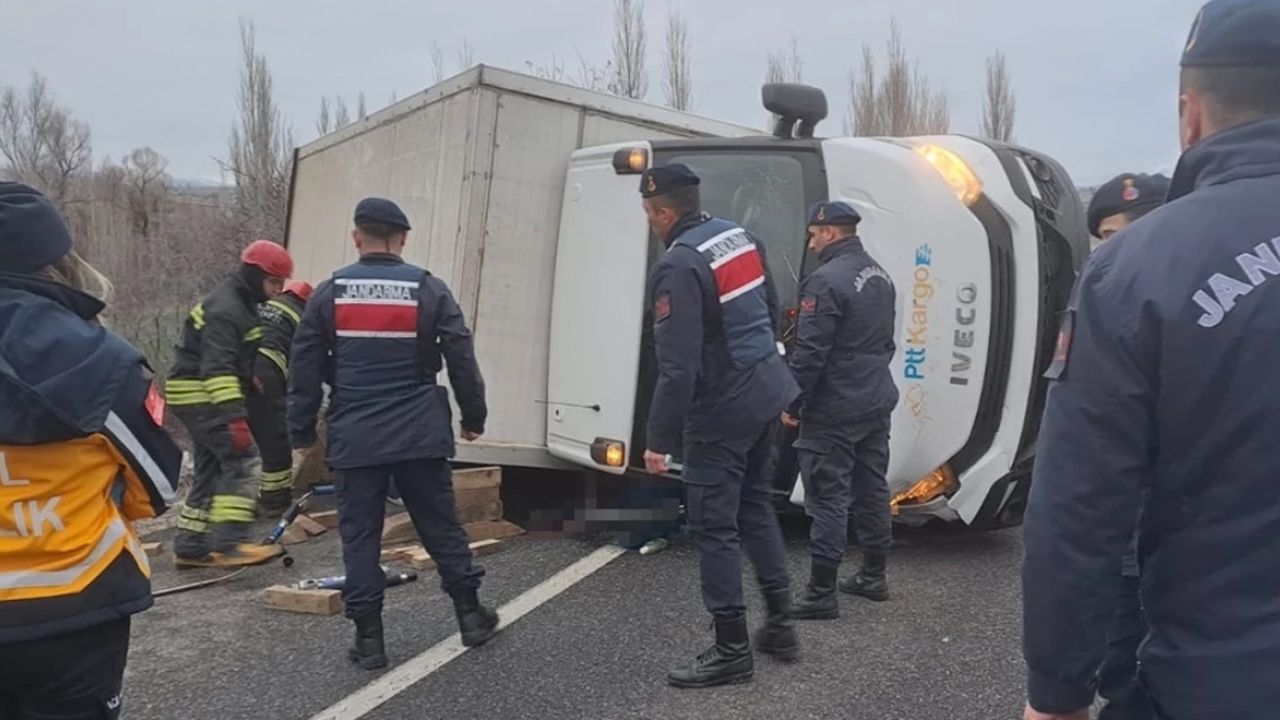 Konya'da kargo kamyoneti devrildi: 1 kişi hayatını kaybetti