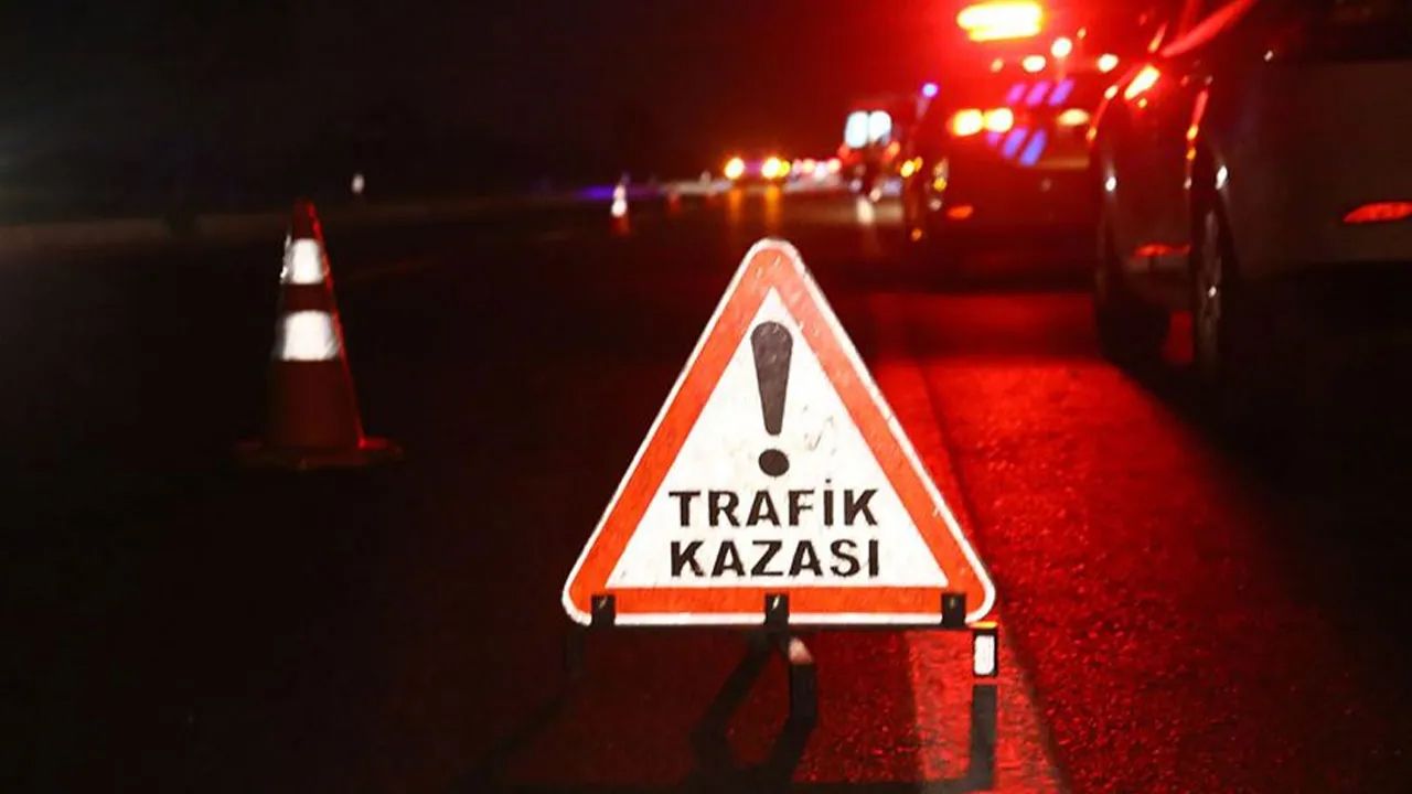 Konya'da karlı yolda kontrolden çıkan araç şarampole devrildi: 4 kişi yaralandı